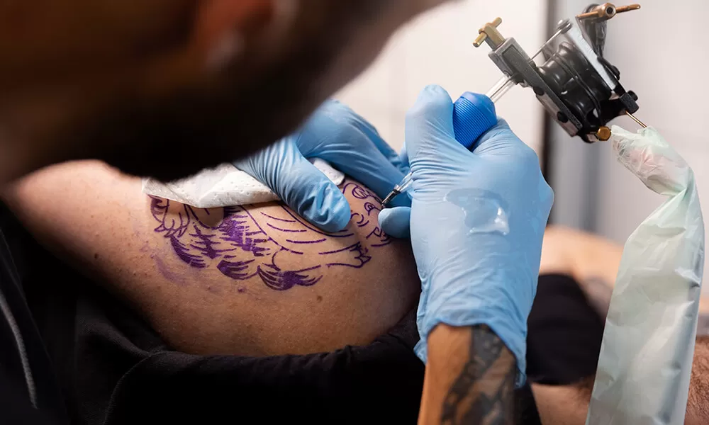 Ellenbogen Tattoo schmerzhaft